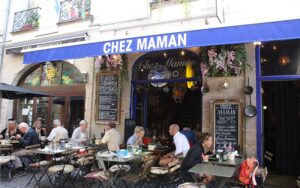 Chez Maman, le restaurant-brocante qui propose une cuisine du monde. Crédit : La Revue des Comptoirs.