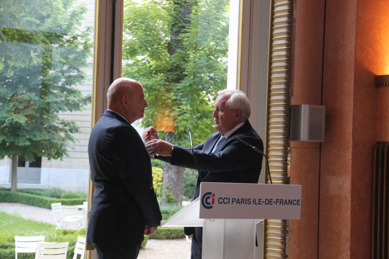 Jean-Pierre Raffarin décorant Philippe Solignac le vice-président de la CCI Paris Île-de-France