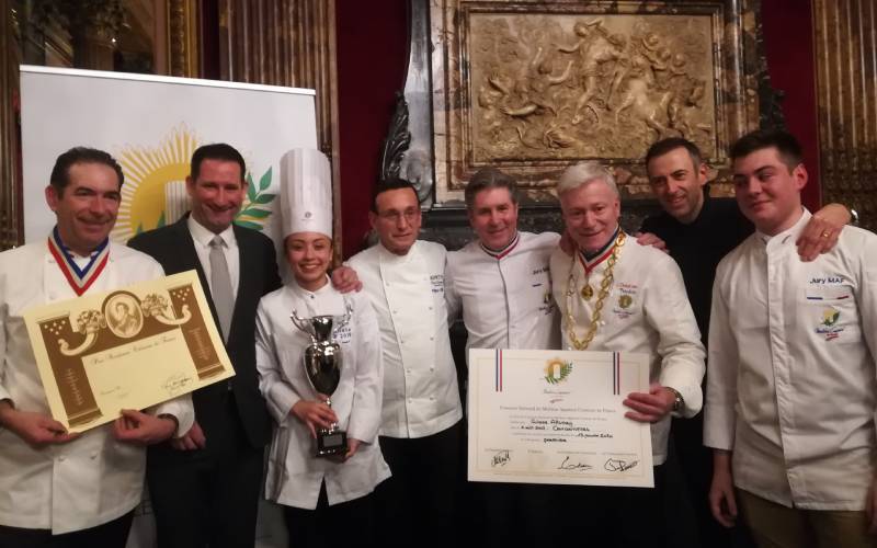 Gulane Altunay tenant le trophée du meilleur apprenti cuisinier de France 2019