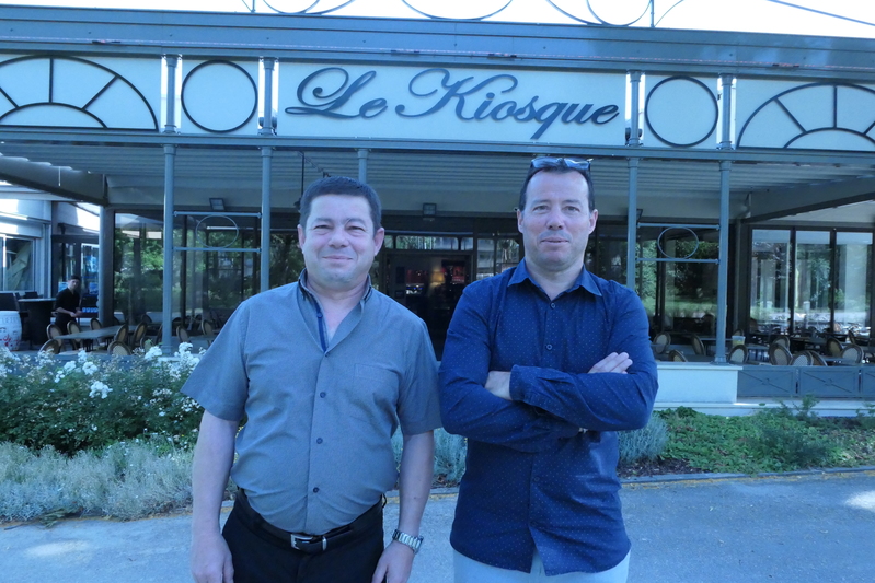 Georges et Michel Santos devant la terrasse du Kiosque