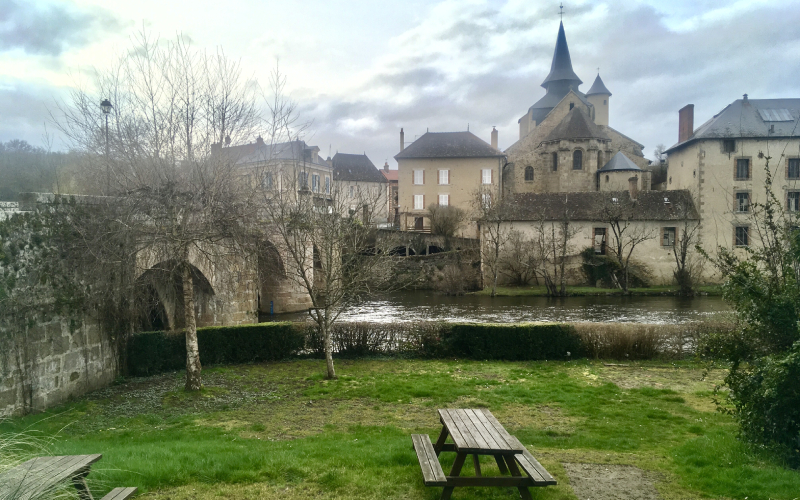 La terrasse de verdure de l'Auberge des pêcheurs donne sur la Creuse, en face du pont et de l'abbaye.