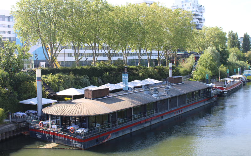 Le River Café offre dans un cadre verdoyant à Issy-les-Moulineaux. Crédit : La Revue des Comptoirs.