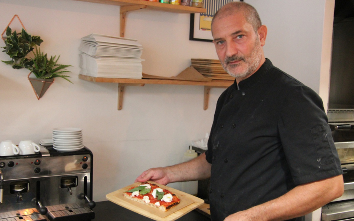 Alberto Calabria, pizzaïolo à la tête de l'enseigne Pizz-Art (Paris 11e) @Jeremy Denoyer.