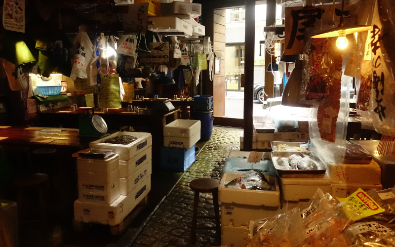 Passé la porte de Kodawari rāmen Tsukiji, difficile de se croire dans le 2 arrondissement de Paris.
