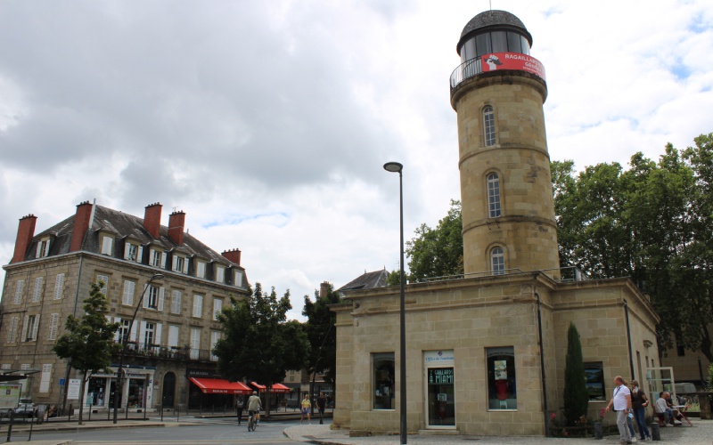 iPlace de la Guierle, le phare accueille l’office de tourisme. Crédits : L'Auvergnat de Paris.