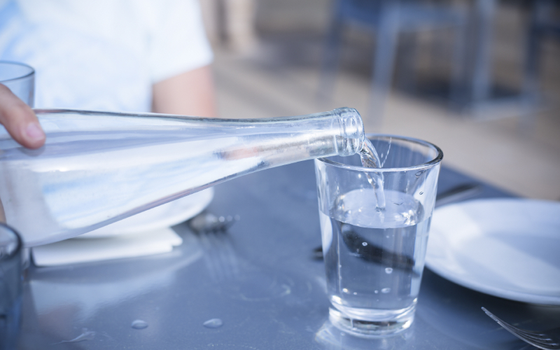 En 2021, 48% des interrogés déclarent boire de l'eau en bouteille. Image d'illustration.