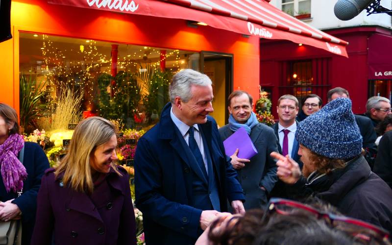 Bruno Le Maire à la rencontre des commerçants parisiens rue Montorgueil