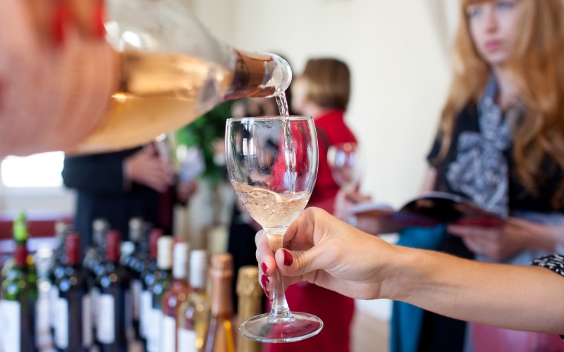Modernes, moins chers : les vins effervescents s’imposent au restaurant