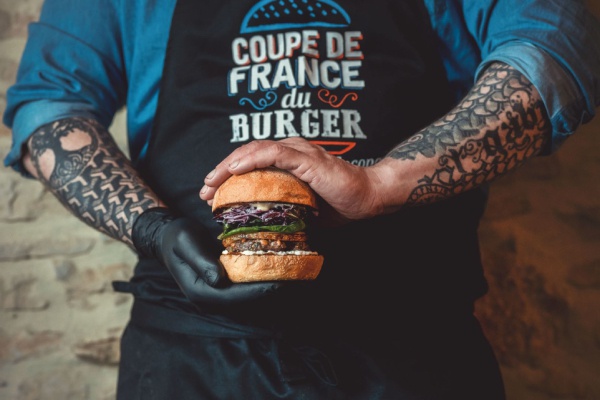 iLe burger Jérusalem, composé de kefta, faisselle et de CBD, sera présenté par le chef Olivier Leclerc en finale de la Coupe de France du burger, le 30 mars à Paris. Crédits : Olivier Leclerc.