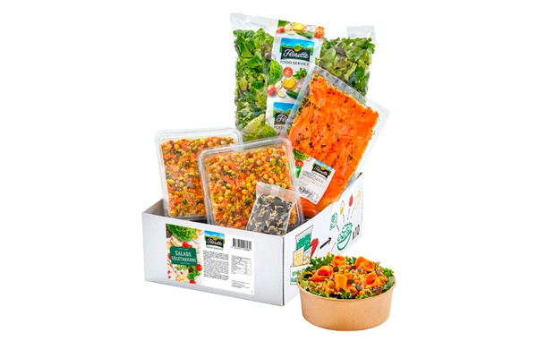 iFlorette Food Service propose des kits salade, ici la végétarienne: mélange de salades, pickles de carottes, boulgour à l’orientale, de graines de courges. Crédits : Florette Food Service.
