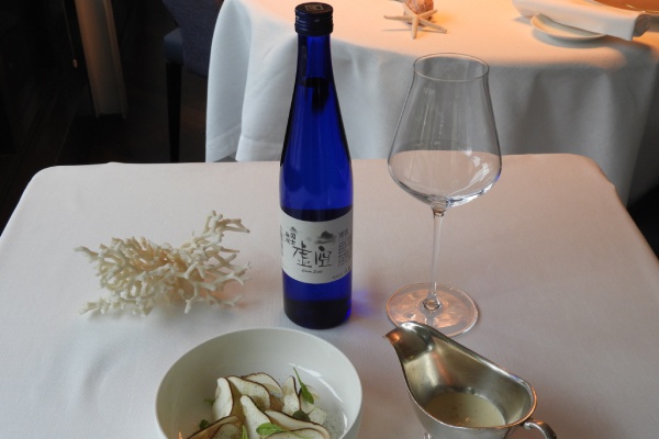 iLe saké Kokushi Muso Cocoo Junmai, produit par la maison Takasago Shuzo à Hokkaidô (Japon), accompagne parfaitement les plats à base de champignon. Crédits : L'Atelier du saké.