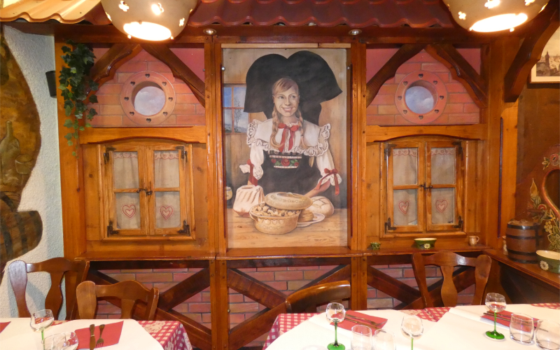 Le baeckeoffe s'inspire d'une recette juive, le hamin. À Strasbourg, le Baeckeoffe d'Alsace s'est depuis de nombreuses années spécialisé dans cette recette. Crédits : L'Auvergnat de Paris.