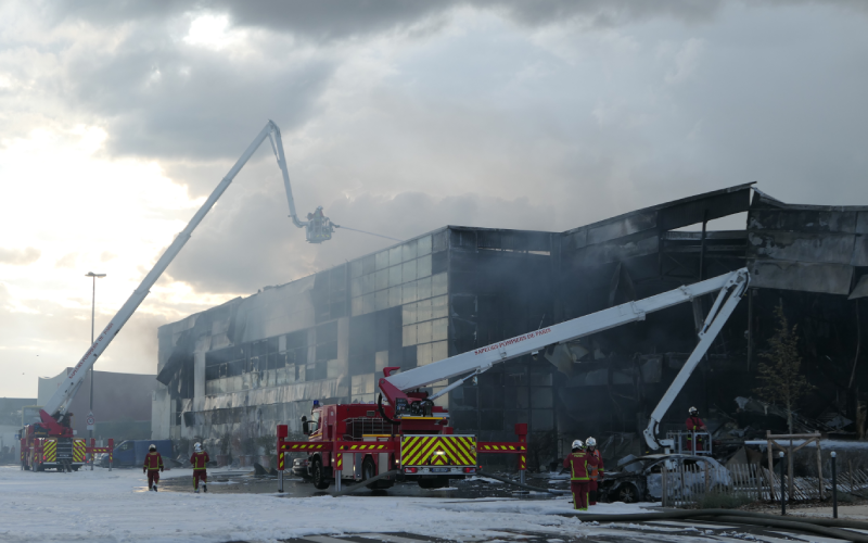 L'entrepôt Mandar a pris feu dimanche 25 septembre.