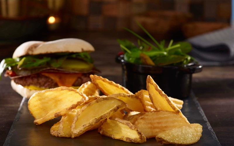 iLe foodservice de McCain propose avec les Crispers un produit entre la frite et la pomme de terre.