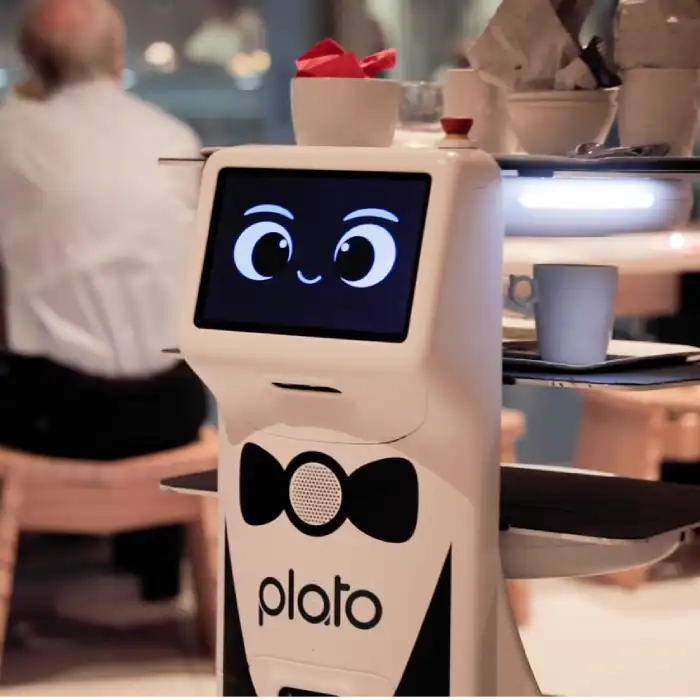 Le robot serveur Plato. Crédit : Aldebaran d’United robotics group