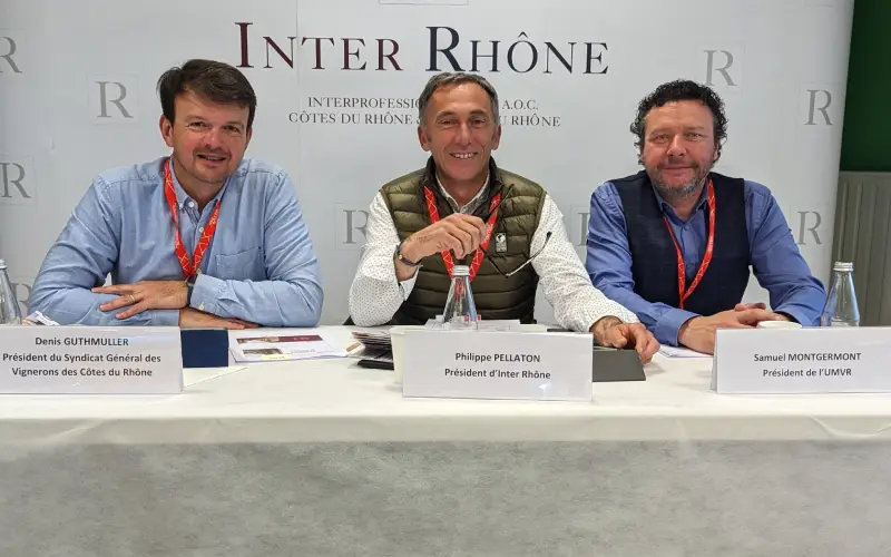 De g. à dr., Denis Guthmuller, président du Syndicat général des vignerons côtes-du-rhône, Philippe Pellaton, président d'Inter Rhône, et Samuel Montgermont, président de l’Union des maisons de vins du Rhône, le 3 avril 2023 lors de leur conférence de presse. Crédits : Inter Rhône.