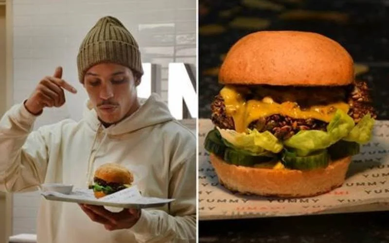 Le rappeur Hatik présente son burger en collaboration avec Umami Burger.