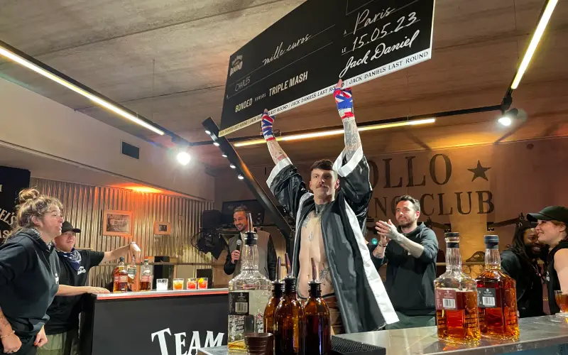 Le bartender Charles Jonville a remporté le concours Jack Daniel's The Last Round, organisé le 15 mai 2023 à Paris. Crédit : Aurélien Peyramaure / Au Cœur du CHR.