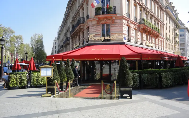 Le store rouge du Fouquet's Paris.