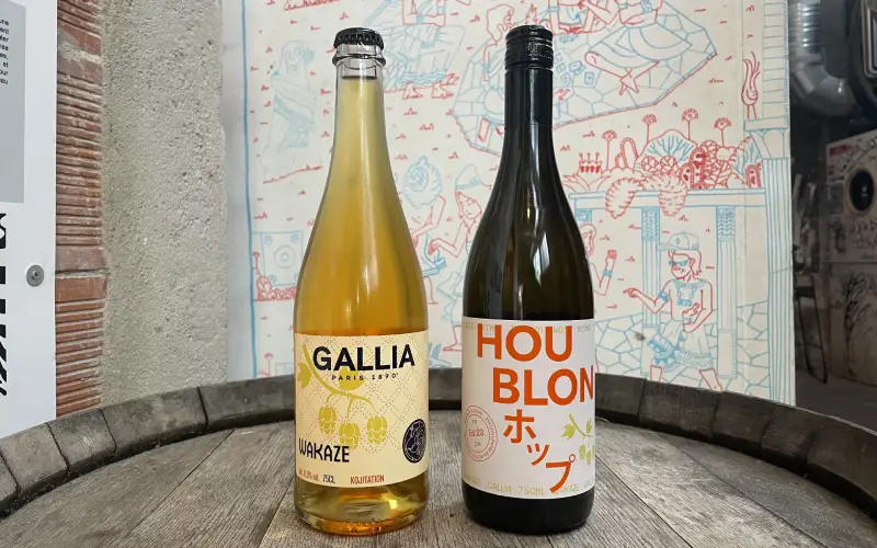 La bière Kojitation, par Gallia, et le saké Houblon Saké, par Wakaze. Crédit : Aurélien Peyramaure / Au Cœur du CHR.