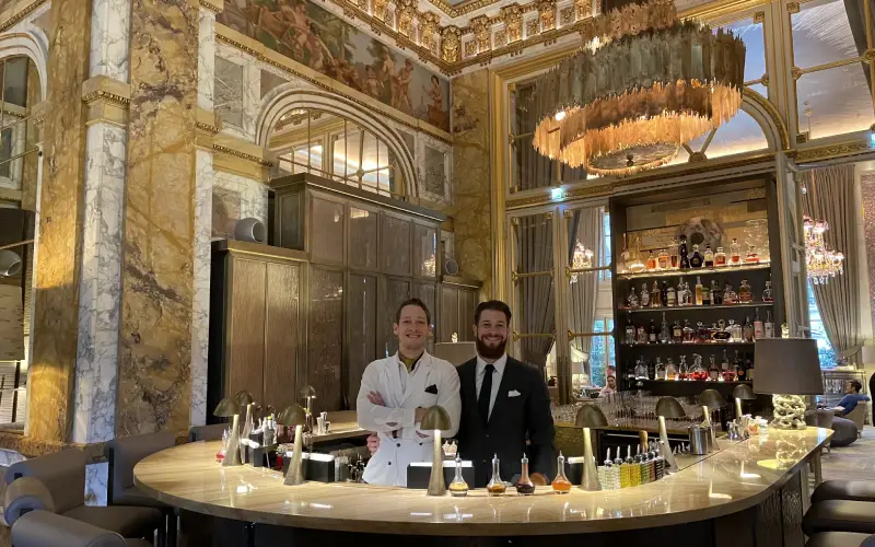 Pierre Legentil (à g.), assistant manager, et Kevin Rigault (à dr.), bar manager des Ambassadeurs, à l'Hôtel de Crillon. Crédit : Aurélien Peyramaure / Au Cœur du CHR.