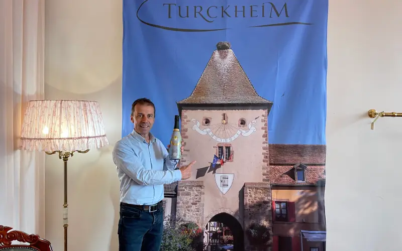 Christophe Botté, directeur général de la Cave de Turckheim, présente le crémant d'Alsace Cousu-Main n°4. Crédit : Aurélien Peyramaure / Au Cœur du CHR.