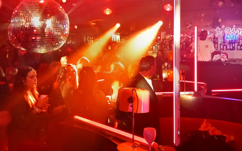 bar disco et boules à facettes