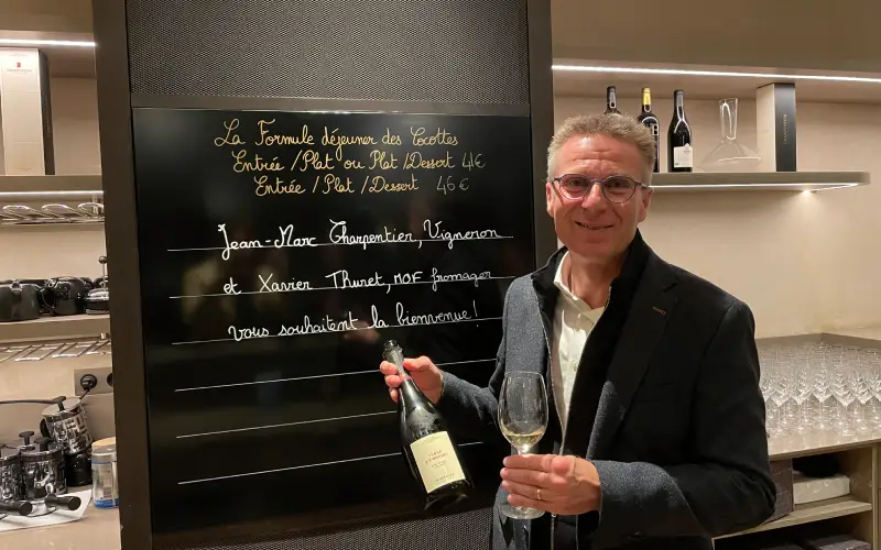 Jean-Marc Charpentier, du Champagne Charpentier, lors de la dégustation des accords champagnes et fromages. Crédit : Aurélien Peyramaure / Au Cœur du CHR.