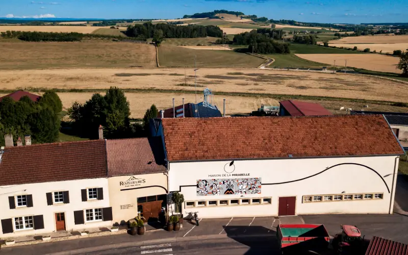 La ferme distillerie malterie Rozelieures se situe dans le village du même nom, en Meurthe-et-Moselle. Crédit : Rozelieures.