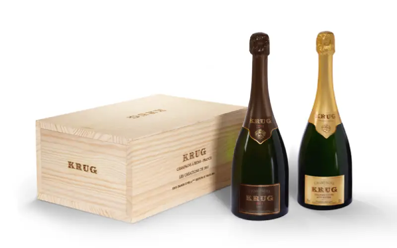 La maison de champagne Krug sort Les Créations de 2011, un coffret de deux bouteilles associant Krug 2011 et Krug Grande Cuvée 2011. Crédit : Krug.