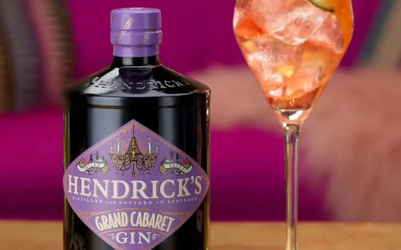 La marque de gin Hendrick’s sort une recette inédite en édition limitée : Hendrick’s Grand Cabaret (43,4% vol.). Crédit : Hendrick's.