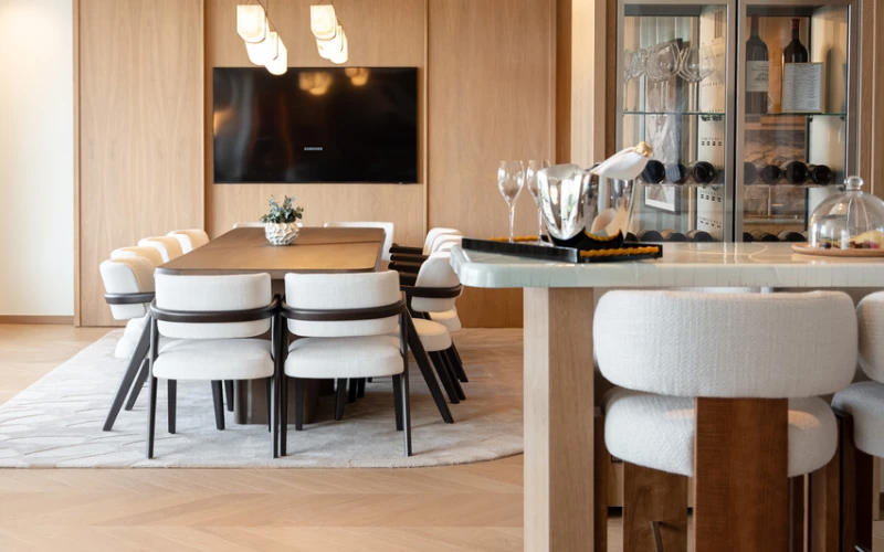 La nouvelle suite signature du Pullman Paris Tour Eiffel se veut autant être un espace pour l’hébergement que pour la réception. Crédit : Pullman Paris Tour Eiffel.