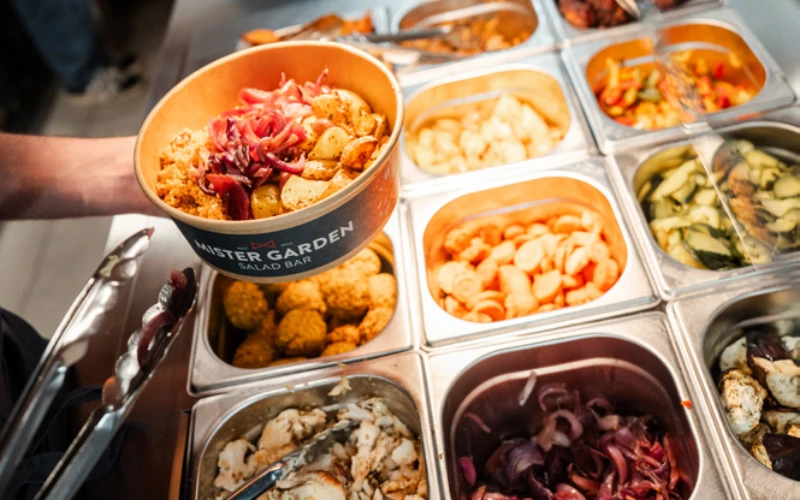 Composition d'une salade dans un restaurant Mister Garden. Crédit : Mister Garden.