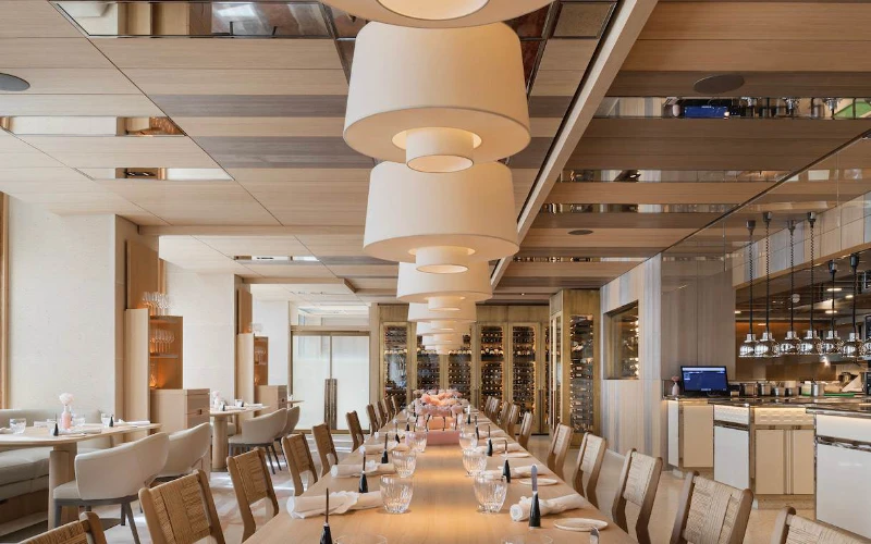 La salle d'Anne-Sophie Pic Paris, le restaurant de la cheffe multiétoilée au sein de la Fondation Cartier. Crédit : Anne-Sophie Pic / Agence Moinard Bétaille.