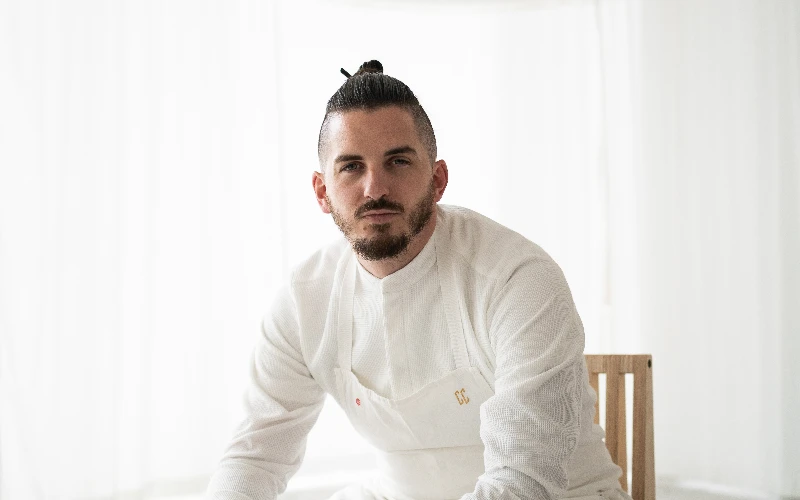 Charles Coulombeau s'essaie désormais aux cours de cuisine à travers son école Atelier Coulombeau. Crédit : Charles Coulombeau.