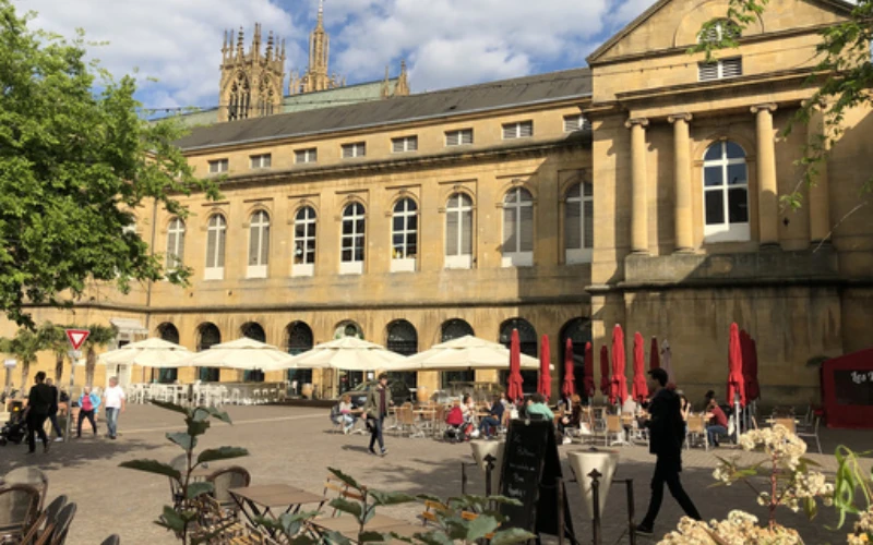 Façade et salle du restaurant Loiseau de Lorraine à Metz. Crédit : Groupe Bernard Loiseau