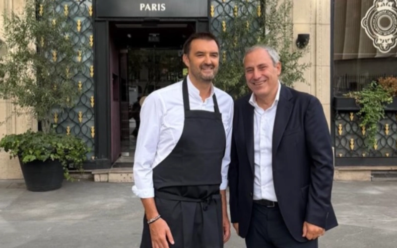 Cyril Lignac et let Benjamin Patou devant le Lucas Carton. Crédit : instagramm de Benjamin Patou.