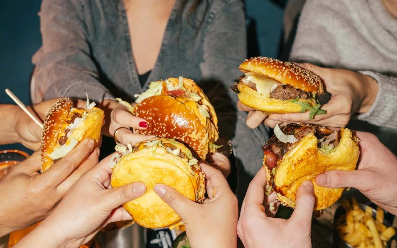 Avec son nouveau restaurant place Saint-Michel, Manhattn’s Burgers proposera ses burgers dans le Quartier latin. Crédit : Manhattn’s Burgers.