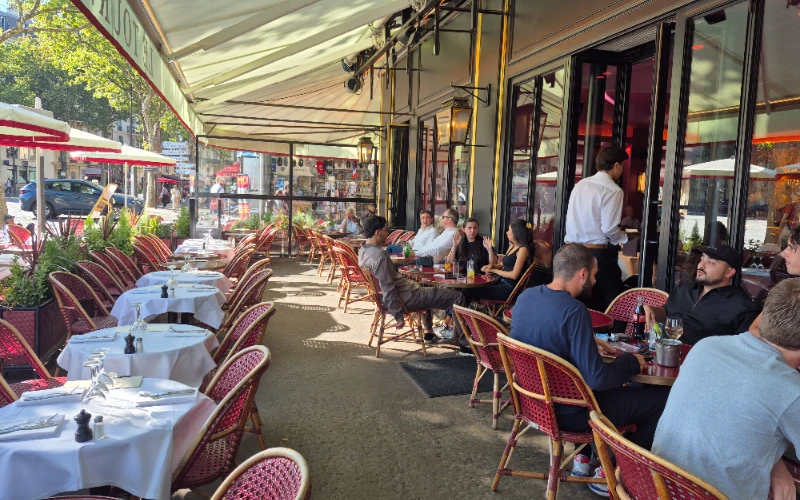 Salle de restaurant et consommation hors domicile en période estivale