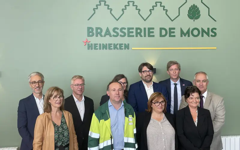 Annick Vincenty (à dr.) et Frédéric Cabrera (au centre), respectivement présidente d'Heineken France et directeur de la brasserie de Mons-en-Barœul.