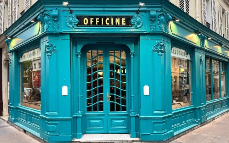Lauréat de la première édition du programme de subventions d'American Express, le restaurant L'Officine a pu restaurer ses enseignes. Crédit : DR.