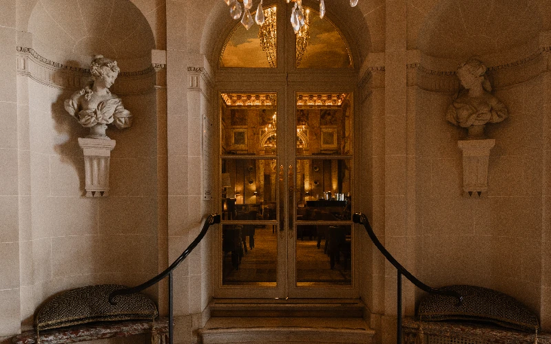 Le Bar Les Ambassadeurs rappelle l'histoire de l'Hôtel de Crillon à travers sa nouvelle carte de cocktails. Crédit : Nolwenn Pernin.