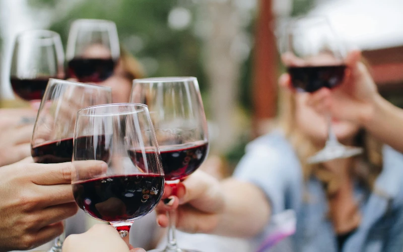 La culture du vin reste dans le cœur des Français d'après une étude de Deloitte pour Vin & Société. Crédit : Kelsey Knight, sur Unsplash.