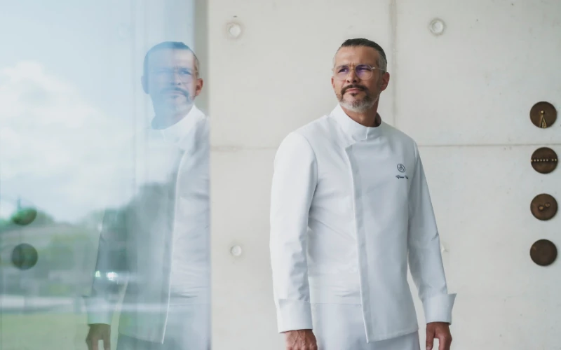 Le chef Glenn Viel portant la veste Reflet. Crédit : Lafont.