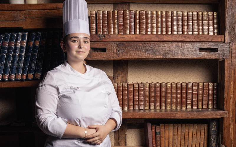 Romane Pouget dans les cuisines du Moulin de Cambelong