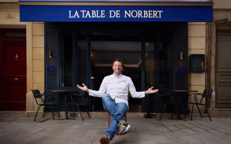Norbert Tarayre devant sa nouvelle table gastronomique à Versailles