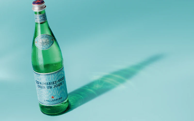 Bouteille S.Pellegrino édition limitée avec questions sur l’étiquette