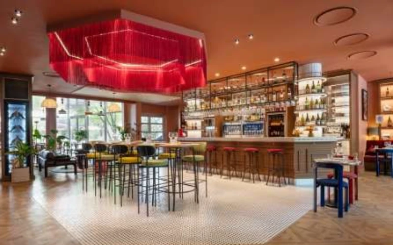 Le restaurant, exploité par La Vie en rouge