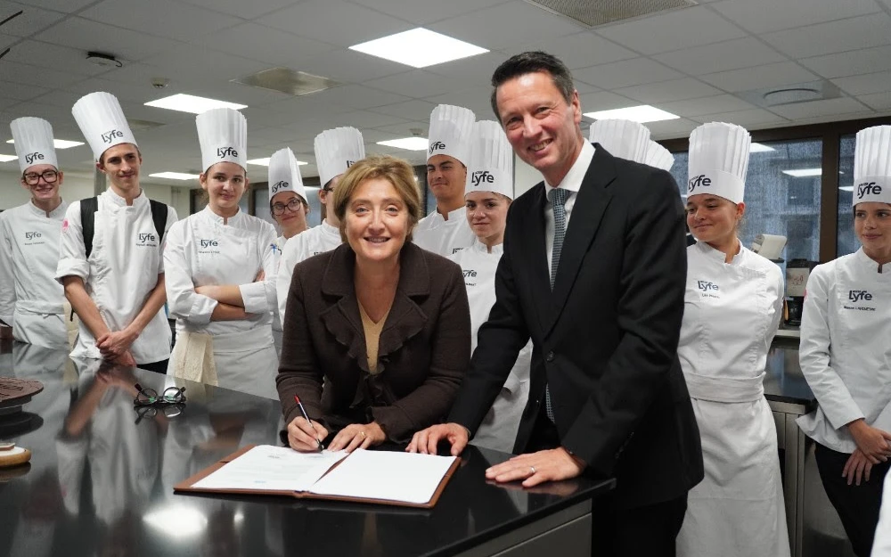 La Maison Valrhona et l’Institut Lyfe officialisent leur partenariat historique au service des talents de demain. Crédit : Lyfe.